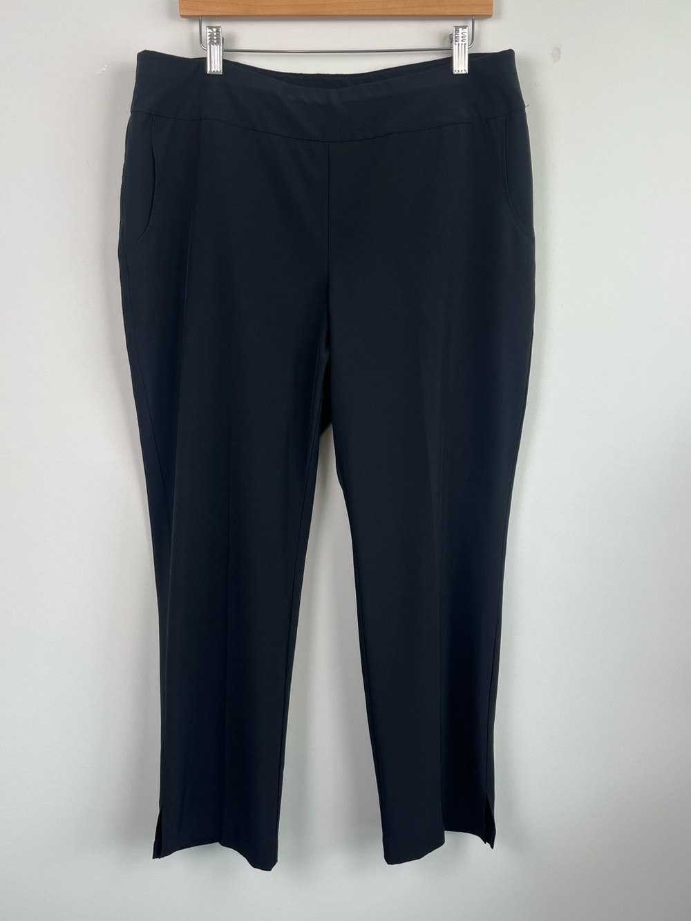 Weekends by Chico’s black poly spandex performance pull on ankle pants, large.